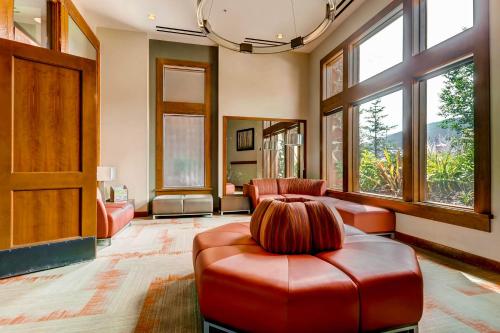 Lovely Ski-In and Ski-Out Sundial Studio with Hot tub! image 7